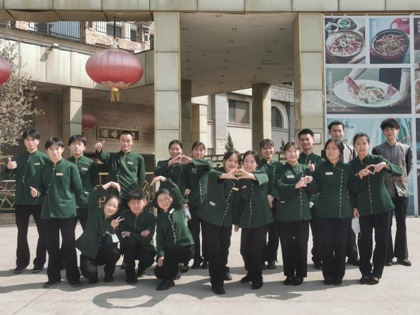 1765211460649361.png 图19:旅游专业学生在中华餐饮名店实习.png